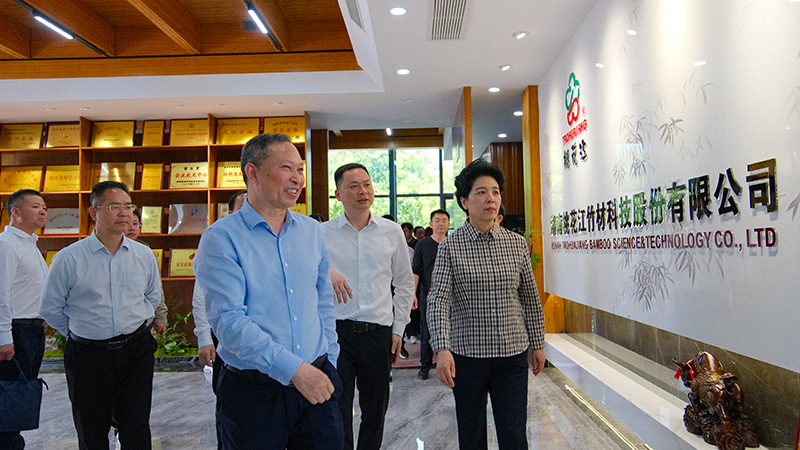 湖南省人大常委會(huì)黨組書記、副主任烏蘭率隊(duì)來湖南桃花江竹材科技股份有限公司調(diào)研