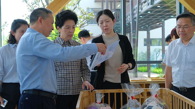 公司董事長薛志成在向?yàn)跆m書記匯報(bào)